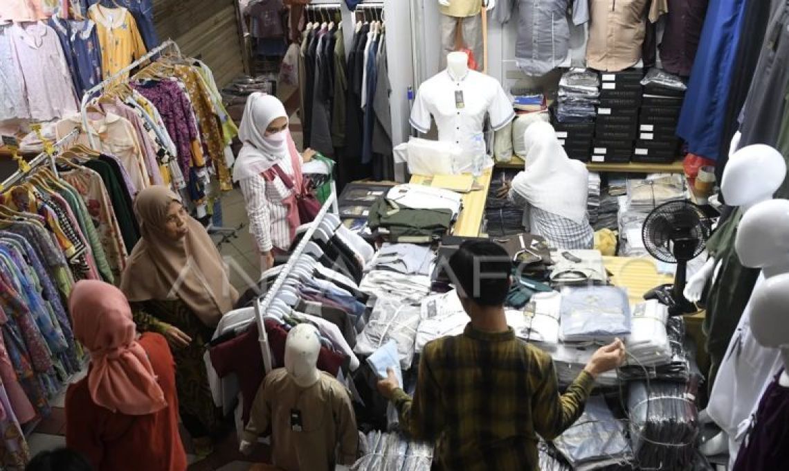 Gambar Orang-orang Mencari Pakaian Muslim Di Pasar Tanaaban Setelah Ramadan.