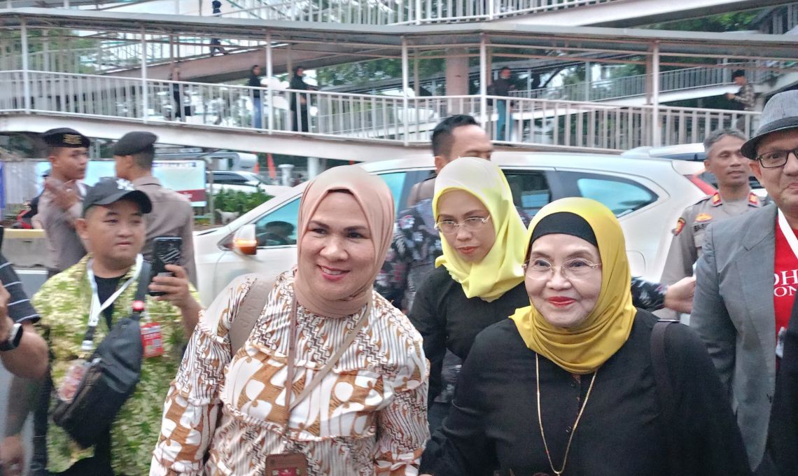 Gambar Mantan Menteri Kesehatan Siti Fadila Supari Mendaftarkan Diri Untuk Mendampingi Darma Kun Dalam Pilkada DKI Jakarta.