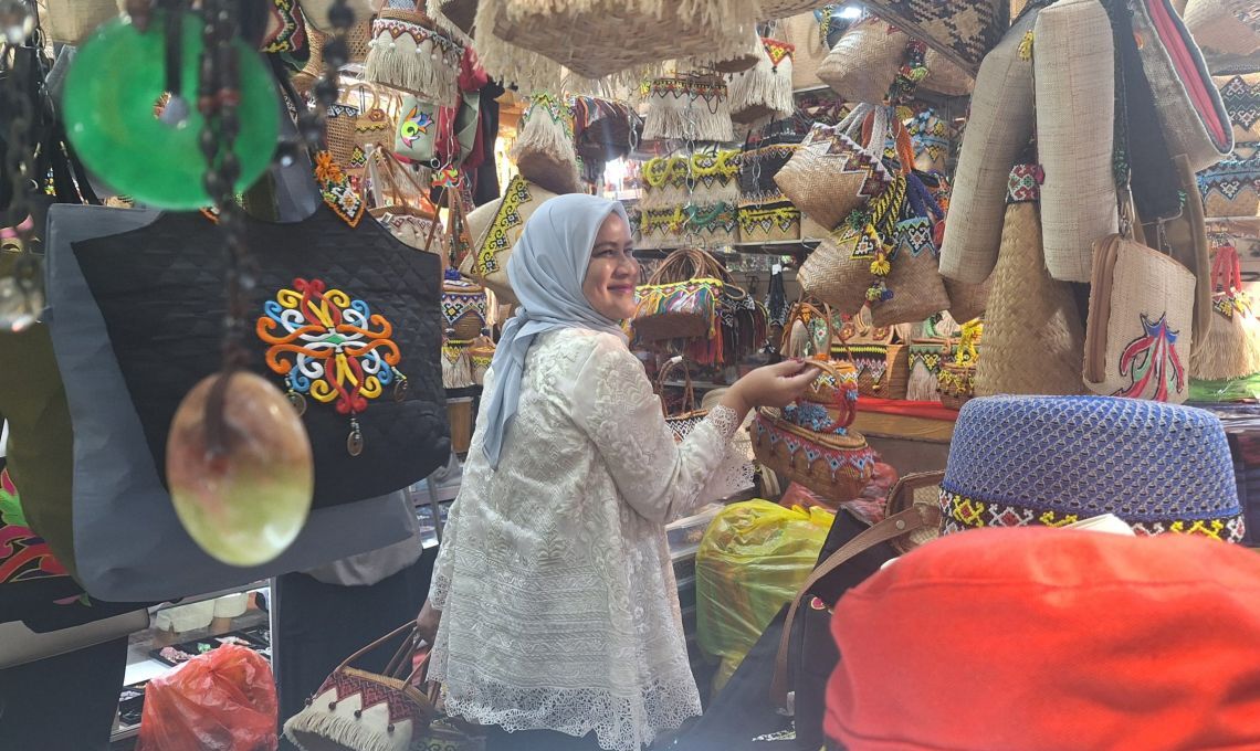 Gambar Ibu Negara Membeli Makanan Khas Kalimantan Timur Di Pasar Bonsai Balikpapan.