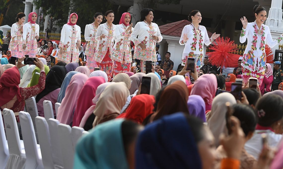 Gambar Kebaya Ensim, Pakaian Adat Betawi Untuk Wanita