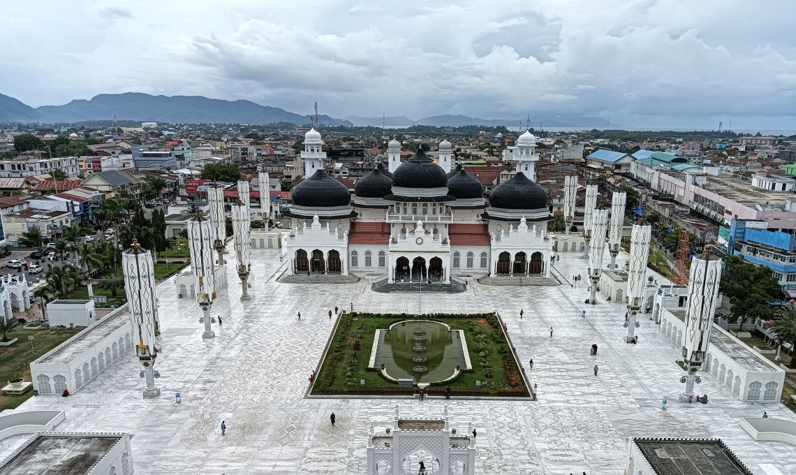 Masjid Raya Baitu Rahman Di Aceh, Dikunjungi Setiap Hari Oleh Wisatawan Mancanegara.