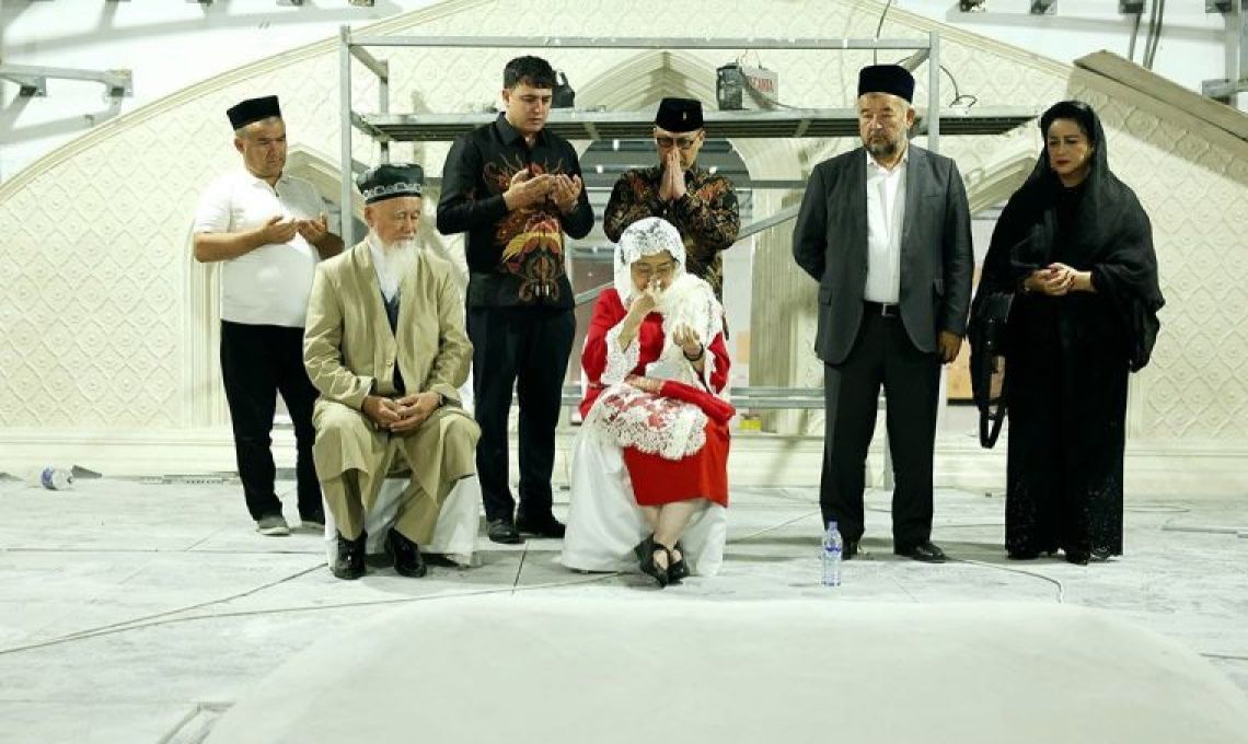 Megawati Memanjatkan Doa Dan Air Mata Di Makam Imam Al-Bukhari