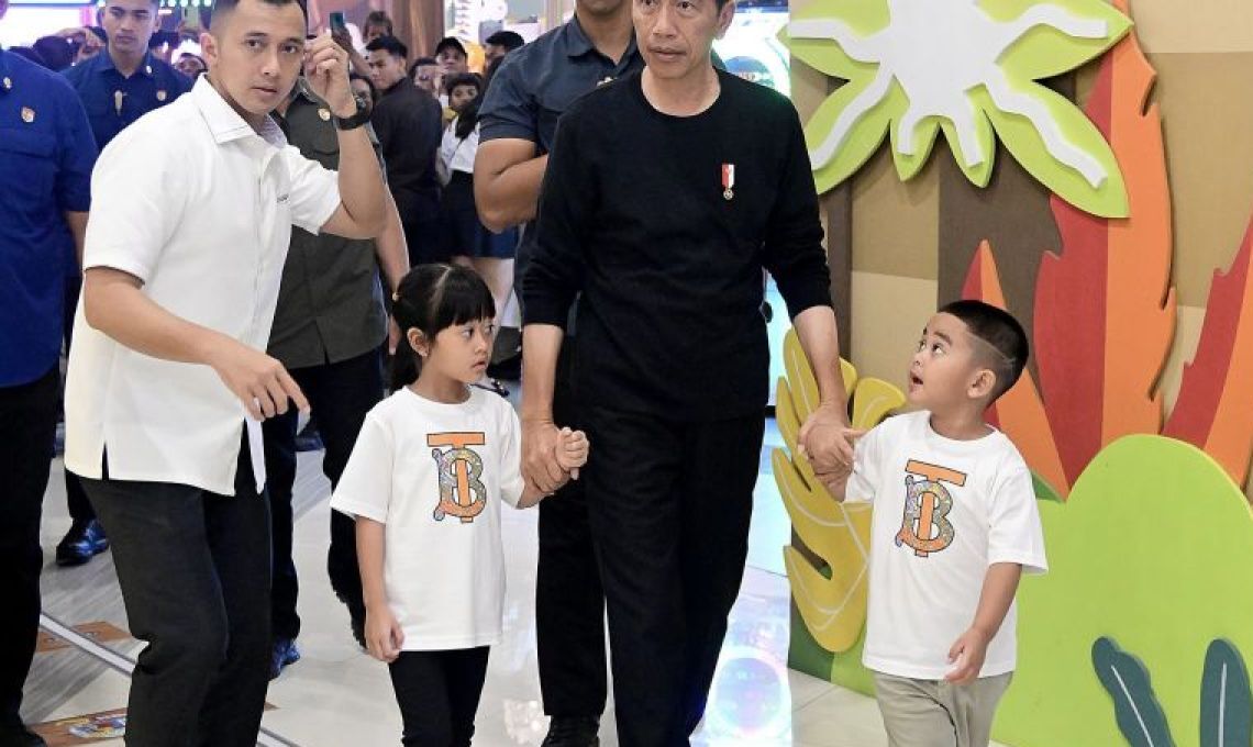 Gambar Presiden Jokowi Bermain Dengan Cucu-cucunya Selama Libur Lebaran.