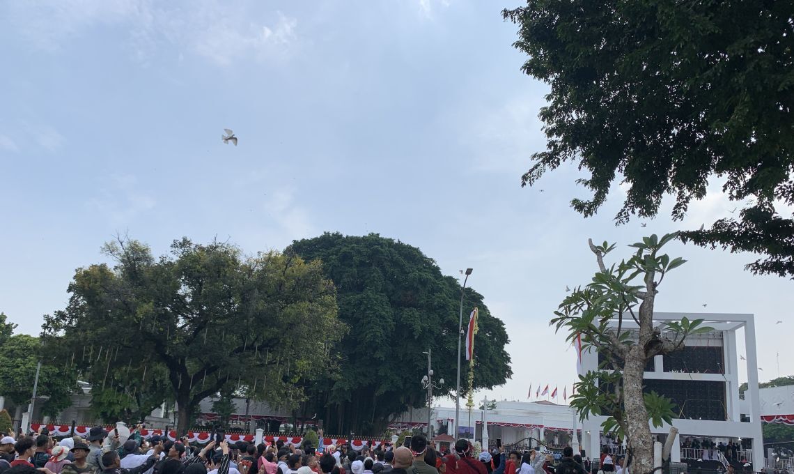 Gambar Warga Antusias Sambut Pelepasan Merpati Putih Di Istana Merdeka